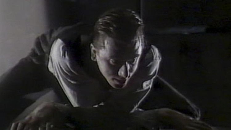 En “Metamorphosis” (1987), inspirada en el libro homónimo de Franz Kafka