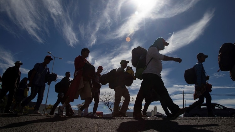 Grupos de migrantes centroamericanos en su travesía hacia ”el sueño americano” (Foto: EFE)