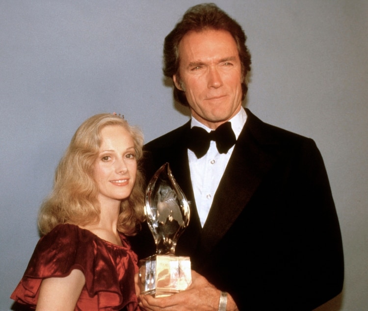 En esta fotografía de archivo del 5 de marzo de 1981, Clint Eastwood posa con su novia Sondra Locke, izquierda, al recibir su premio People’s Choice al actor cinematográfico favorito en Los Ángeles. Locke falleció el 3 de noviembre de 2018 a los 74 años. (AP Foto, archivo)