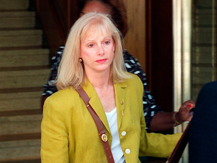Locke al salir de un jurado en Burbank en 1993 durante el juicio que la vio enfrentada con su ex novio Clint Eastwood (AP/John Hayes, File)
