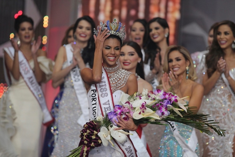 Isabella Rodriguez, representante del estado de Portuguesa, sostiene su corona tras ser nombrada Miss Venezuela durante el concurso anual de belleza en Caracas, Venezuela, el jueves 13 de diciembre de 2018. (AP Foto/Fernando Llano)