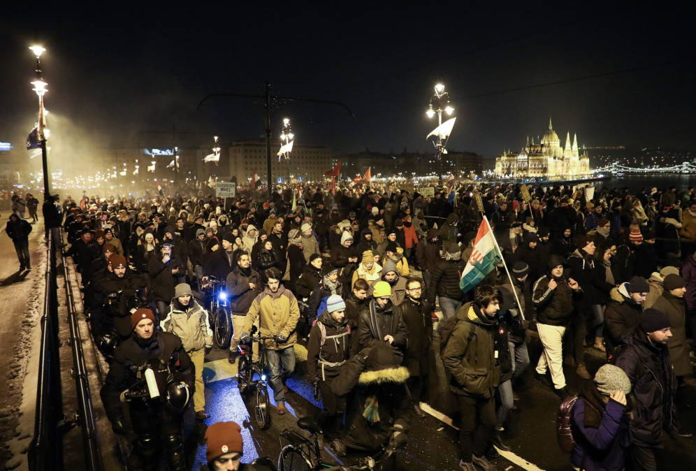 Foto: Miles de manifestantes protestan contra la reforma laboral en Budapest, el 16 de diciembre de 2018. (EFE)
