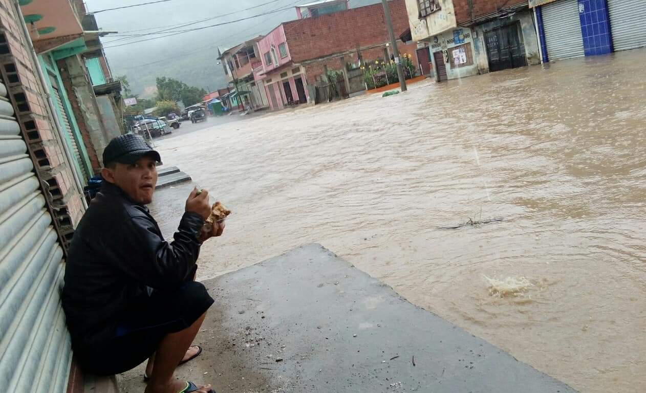 Crecida de río inunda Tipuani y varias viviendas colapsan eju tv