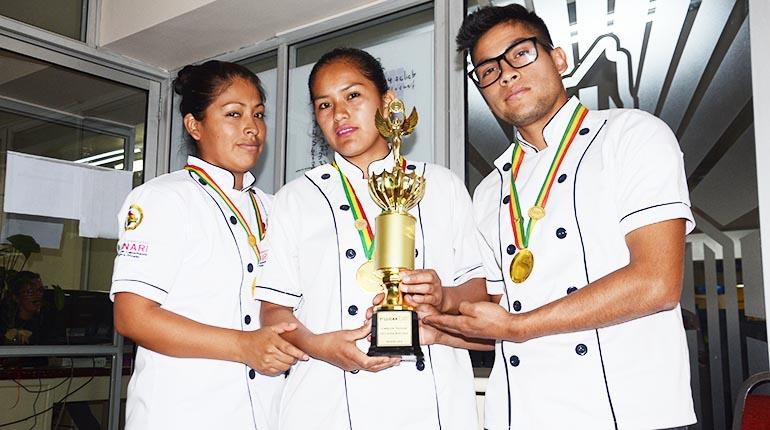 Fabiola Escóbar Salgado, Rosmy Cari Mamani y Carlos Chambi Silvestre, con sus medallas y el trofeo. | Carlos López