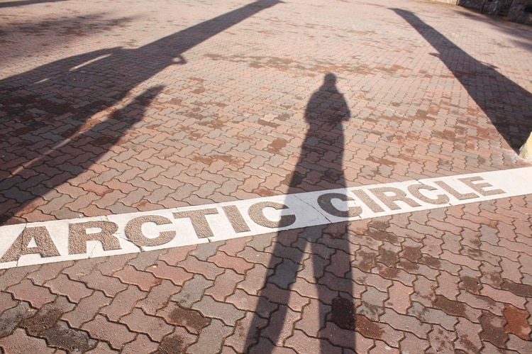 Linea que marca el Círculo Polar Ártico