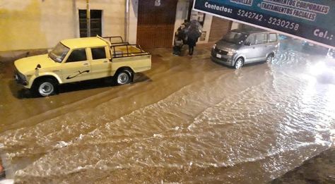 La lluvia afectó varias calles en la ciudad de Oruro.