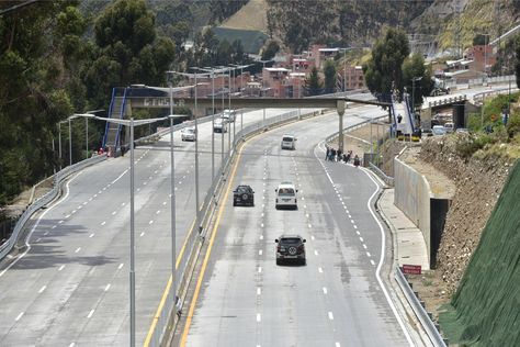 La autopista La Paz-El Alto luce sus seis carriles. Se ultima detalles para su estreno.