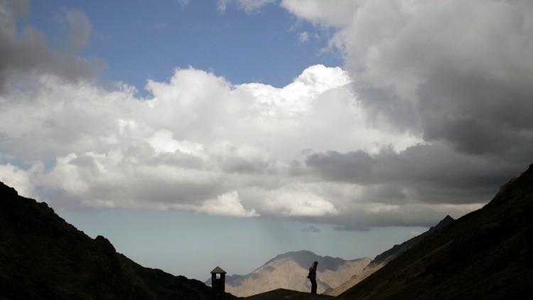 Un montañista observa la región del Alto Atlas, donde ocurrieron los asesinatos (Reuters)