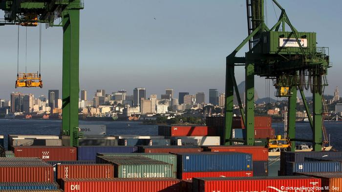 Brasilien Container im Hafen von Rio de Janeiro (picture-alliance/dpa/M. Say)