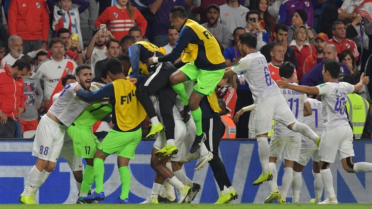 Al Ain festeja la victoria por penales ante River y su pasaje a la final del Mundial de Clubes. Su cuerpo técnico está repleto de croatas: hay catorce. (AFP)
