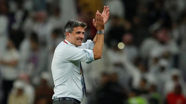 El croata Zoran Mamic celebra el triunfo de su equipo Al Ain, que ahora deberá enfrentar al Real Madrid. REUTERS/Andrew Boyers