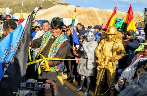 El presidente Evo Morales inaugura la carretera Llallagua-Sucre.