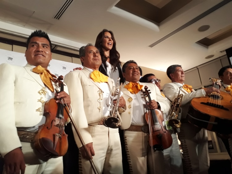 Finalizó la conferencia bebiendo tequila y cantante al son del mariachi (Foto: Infobae México)