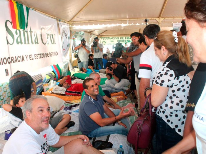 EN SANTA CRUZ, CÍVICOS Y ACTIVISTAS POR EL 21 F CONTINÚAN EN HUELGA DE HAMBRE.