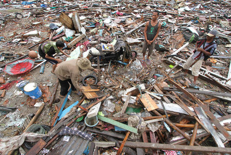 Residentes buscan en los escombros en Tanjung Lesung, provincia de Banten, dos días después de un tsunami. Foto: AFP