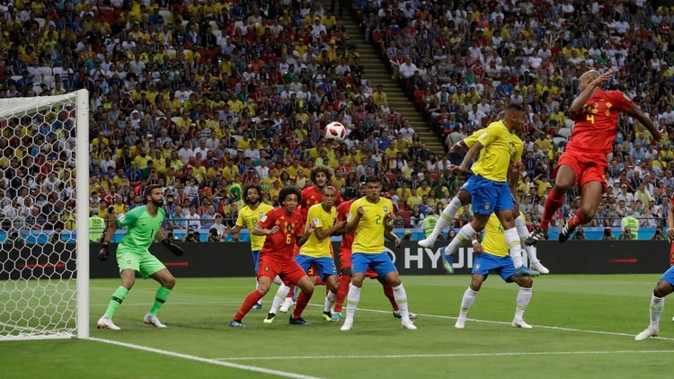 Fernandinho marcó un gol en contra en la eliminación de Brasil del Mundial de Rusia 2018 (AP )