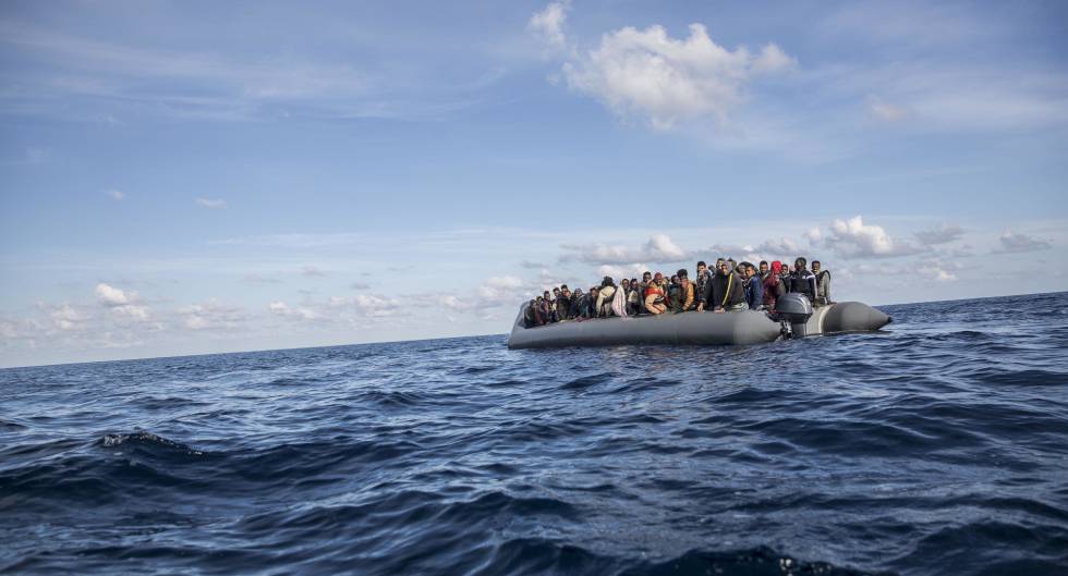 Una patera de migrantes es rescatada el 21 de diciembre de 2018 por la ONG espaÃ±ola Proactiva Open Armas. 
