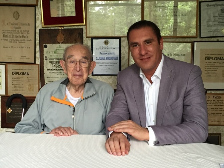 El senador con su abuelo, quien también fue gobernador de Puebla (Foto: Twitter Rafael Moreno Valle)