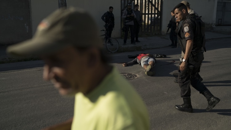 El cuerpo de un taxista yace tras ser acribillado en Río (AP)