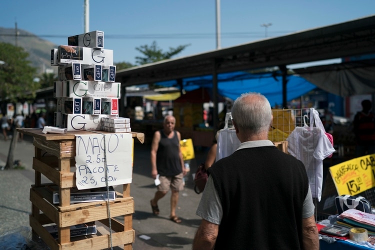 Paquetes de cigarrillos ilegales a la venta en un mercado en el vecindario de Realengo, en Río de Janeiro (AP Foto/Leo Correa)