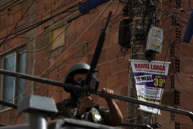 Un soldado junto a una oferta de internet, otro de los negocios controlados por los paramilitares