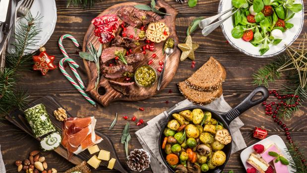 Evitar el picoteo y no saltarse comidas, son consejos prácticos para mantener hábitos saludables en Navidad.