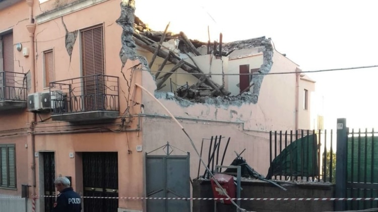 Una casa dañada por el sismo en la zona de Zafferana Etnea (Twitter Polizia di Stato/ @poliziadistato)