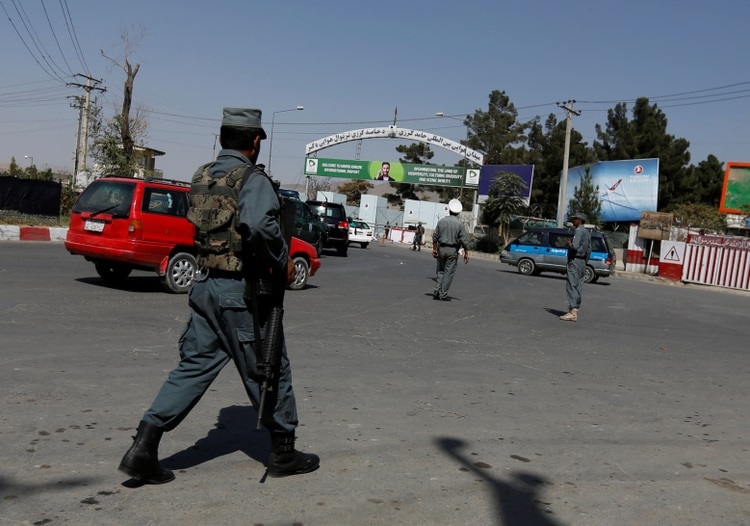Policía afgana custodia Kabul tras un ataque terrorista (REUTERS/Mohammad Ismail)