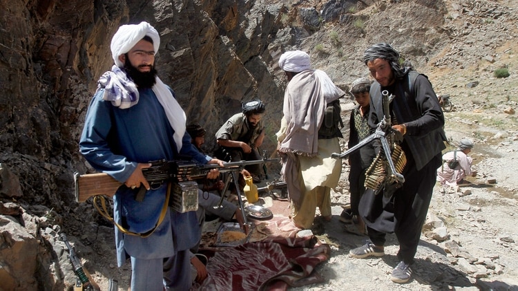 Un grupo de talibanes en Afganistán (AP)