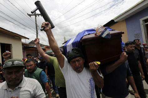 Nicaragua. Manifestantes llevan un ataúd durante una protesta contra el gobierno del presidente Daniel Ortega. Foto: AFP
