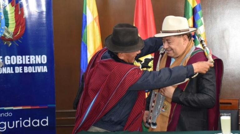 El ministro Carlos Romero recibiendo el reconocimiento de los Ponchos Rojos. | Twitter