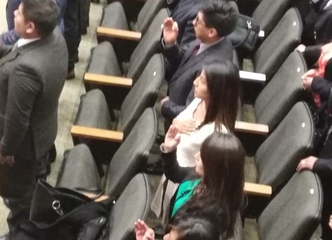 Evaliz Morales vestida de blanco jura en el acto de entrega de matriculas para el ejercicio de la abogacía