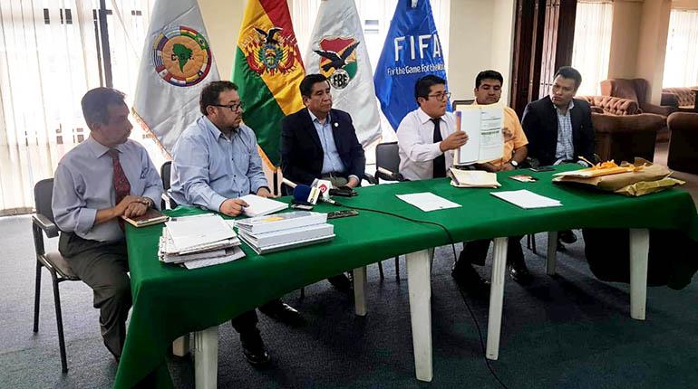 Dirigentes de la FBF durante la apertura de sobres con las ofertas para la televisación. | Geraldine Corrales