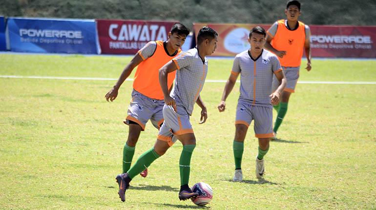 Última práctica del penúltimo microciclo de la selección Sub-20 antes de su viaje, ayer. | Martín Numbela