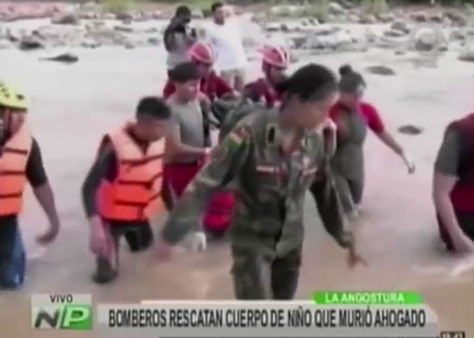 Bomberos rescatan el cuerpo del niño de dos años en el río Piraí. Foto: Captura Pat Noticias