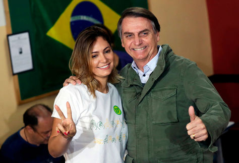 Jair Bolsonaro junto a su esposa Michelle. Foto: AFP