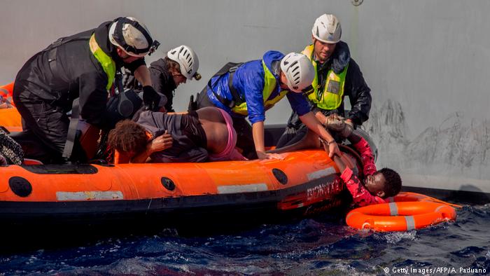 Mittelmeer Rettung Schiffbrüchiger (Getty Images/AFP/A. Paduano)