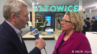 Kattowitz - Jens Thurau im Interview mit Svenja Schulze Umweltministerin in Kattowitz COP24 (DW/M. Koschyk)