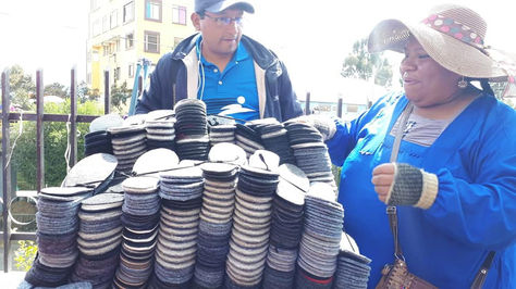 La concejala Reveca Cruz en su puesto de venta en la feria 16 de Julio.