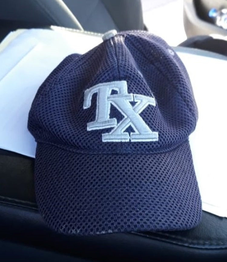 La gorra que utilizó el sujeto para no ser detectado por las cámaras de seguridad (Foto: @Policia_HMO)