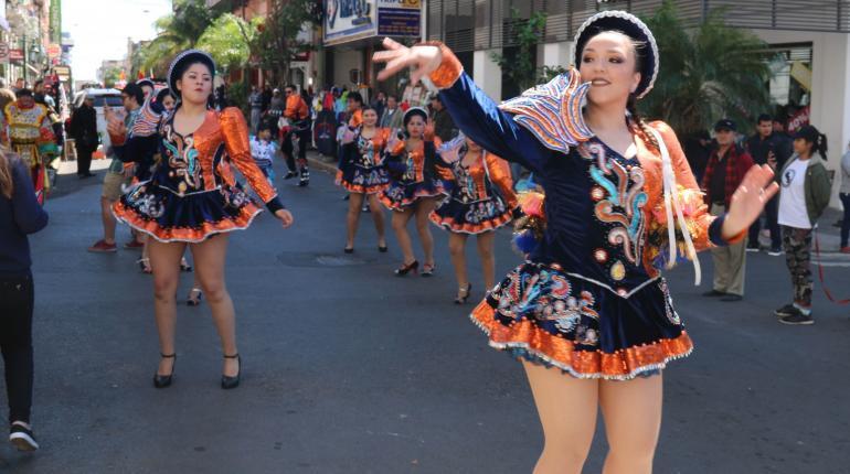 Bailarines bolivianos en Paraguay. | EFE