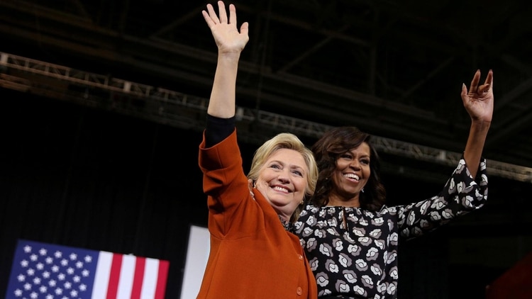 Michelle Obama desplazó a Hillary Clinton como la más querida de EEUU (Reuters)