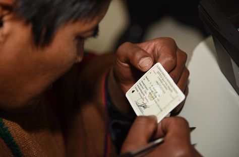 Una persona sostiene su cédula de identidad. Foto: Luis Salazar - archivo