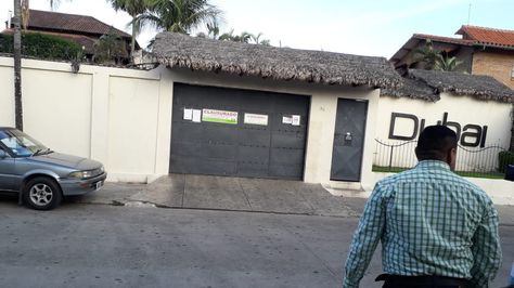 Puerta de la discoteca Dubai donde se tenía que dar inicio a la reconstrucción.