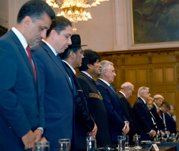 EVO MORALES, PRESIDENTE DE BOLIVIA Y SUS COLABORADORES EN LA HAYA CUANDO ESCUCHARON EL FALLO NEGATIVO DE LA DEMANDA MARÍTIMA.