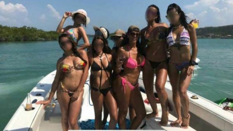 La Madame en un paseo en yate con las chicas a quien manejaba en el mercado del ‘sexoturismo’.