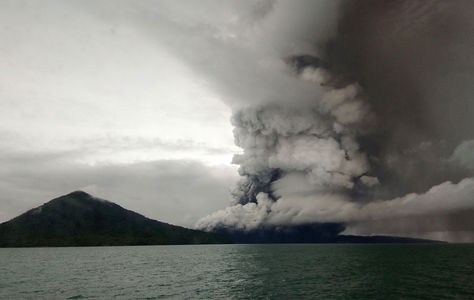 El volcán Anak Krakatoa en erupción, como se ve desde un barco en el estrecho de Sunda. Foto: AFP