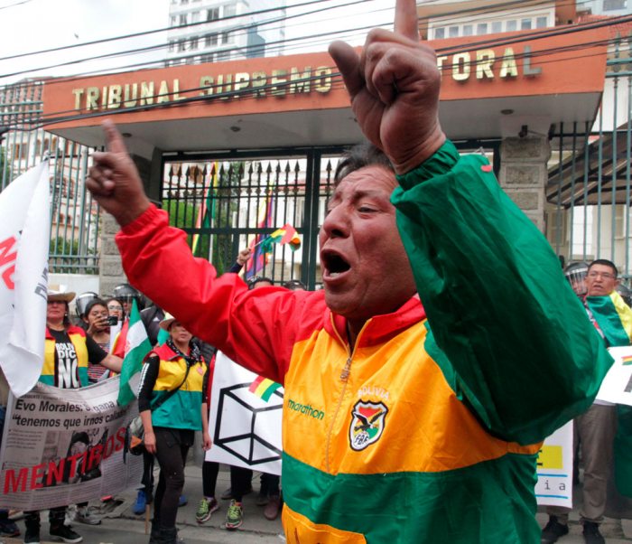 ACTIVISTAS PROTESTAN FRENTE AL TSE POR EL 21F.
