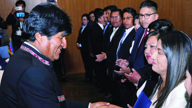 Ven “despilfarro” en emisión de acto de juristas; MAS lo justifica