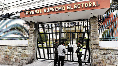 La Paz. Policías resguardan el edificio del Tribunal Supremo Electoral (TSE).